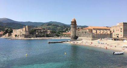 Sunny 2 Schlafzimmer Wohnung am Hafen mit herrlicher Aussicht, 10 Minuten zu Fuß zum Strand