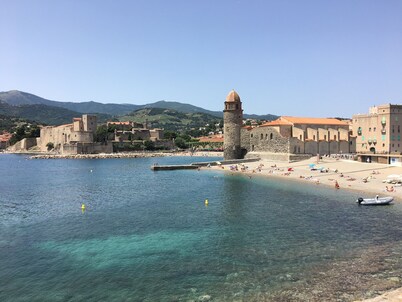 Sunny 2 Bedroom apt on the Port with superb views, 10 mins walk to beach