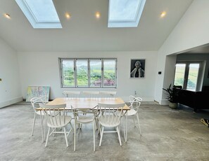 Interior - Large House walk to Woolacombe Beach. Large outside. Hot tub. Dog Friendly. (Woolacombe)
