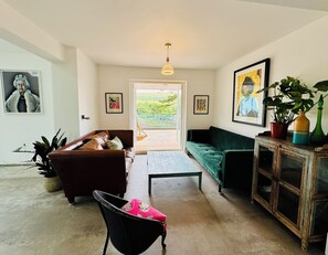 Smart TV, fireplace, video games, DVD player - Large House walk to Woolacombe Beach. Large outside. Hot tub. Dog Friendly. (Woolacombe)