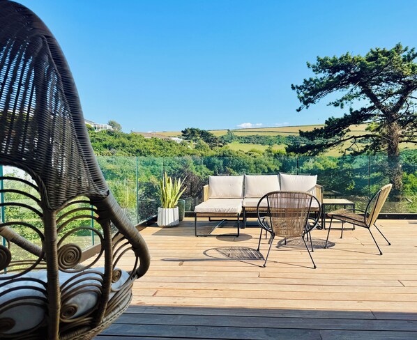 Terrace/patio - Large House walk to Woolacombe Beach. Large outside. Hot tub. Dog Friendly. (Woolacombe)