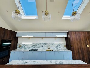 Fridge, microwave, oven, stovetop - Large House walk to Woolacombe Beach. Large outside. Hot tub. Dog Friendly. (Woolacombe)