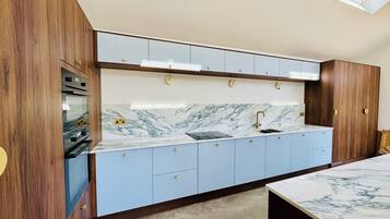 Geladeira, micro-ondas, fogão, cooktop