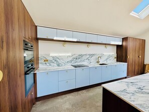 ثلاجة، ميكروويف، فرن، موقد طهي مسطح