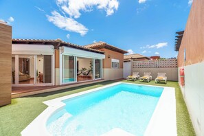 A heated pool - Villa Linda Mar - Three Bedroom Villa, Sleeps 6 (Corralejo)