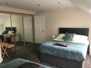 1 habitación, tabla de planchar con plancha, wifi y ropa de cama 