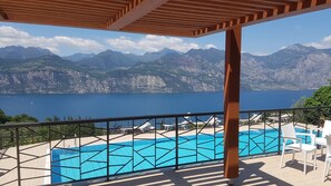 Una piscina al aire libre, una piscina climatizada