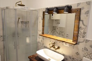 Haartrockner, Handtücher, Toilettenpapier