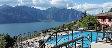 Una piscina al aire libre, una piscina climatizada