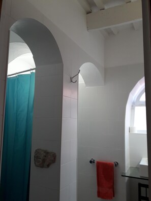 Ducha, secador de pelo, toallas, shampoo