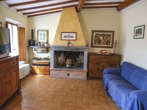 Smart TV, DVD player, books, stereo - Fabulous Apartment in the Historic Center (San Gimignano)