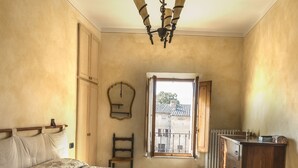 Ein Schlafzimmer mit Bett, einem Holzschrank und einem Fenster mit Blick.