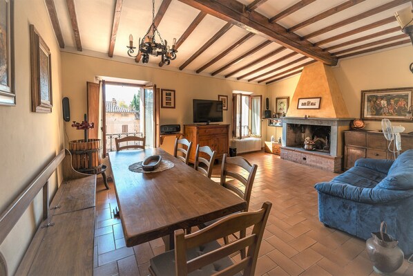 Smart TV, DVD player, books, stereo - Fabulous Apartment in the Historic Center (San Gimignano)