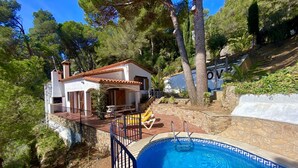 A villa with a swimming pool, outdoor seating, and a stone wall. - VILLA TOSCANA BEGUR
Cozy house with pool & large garden, close to Sa Tuna beach (Begur)