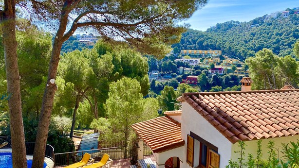 A villa with a tiled roof, a swimming pool, and outdoor seating. - VILLA TOSCANA BEGUR
Cozy house with pool & large garden, close to Sa Tuna beach (Begur)