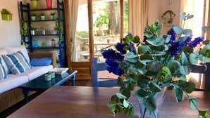 A living room with a sofa, a coffee table, and a potted plant. - VILLA TOSCANA BEGUR
Cozy house with pool & large garden, close to Sa Tuna beach (Begur)