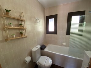 وحدات دش مع أحواض استحمام، مجففات شعر، مناشف، ورق حمّام