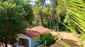 A small house with a tiled roof, surrounded by dense greenery and trees. - VILLA TOSCANA BEGUR
Cozy house with pool & large garden, close to Sa Tuna beach (Begur)