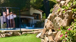 A pool area with a stone wall and a grassy lawn. - VILLA TOSCANA BEGUR
Cozy house with pool & large garden, close to Sa Tuna beach (Begur)
