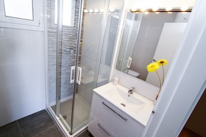 Shower, hair dryer, towels - MAR AZUL HomeStay by Turismar (Cambrils)
