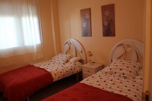 2 slaapkamers, een strijkplank/strijkijzer, beddengoed