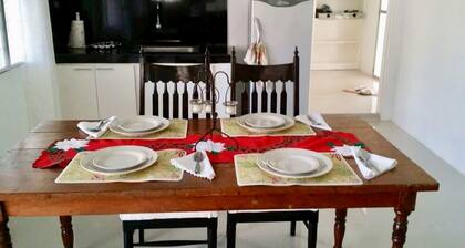 3 Bed Comfy Country House puutarhakävelymatkan päässä SM-ostoskeskuksesta