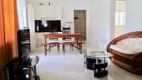 3 Bed Comfy Country House puutarhakävelymatkan päässä SM-ostoskeskuksesta