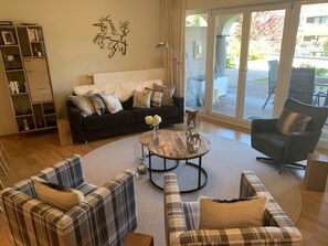 Smart-TV, Kamin, Bücher, Musikbibliothek