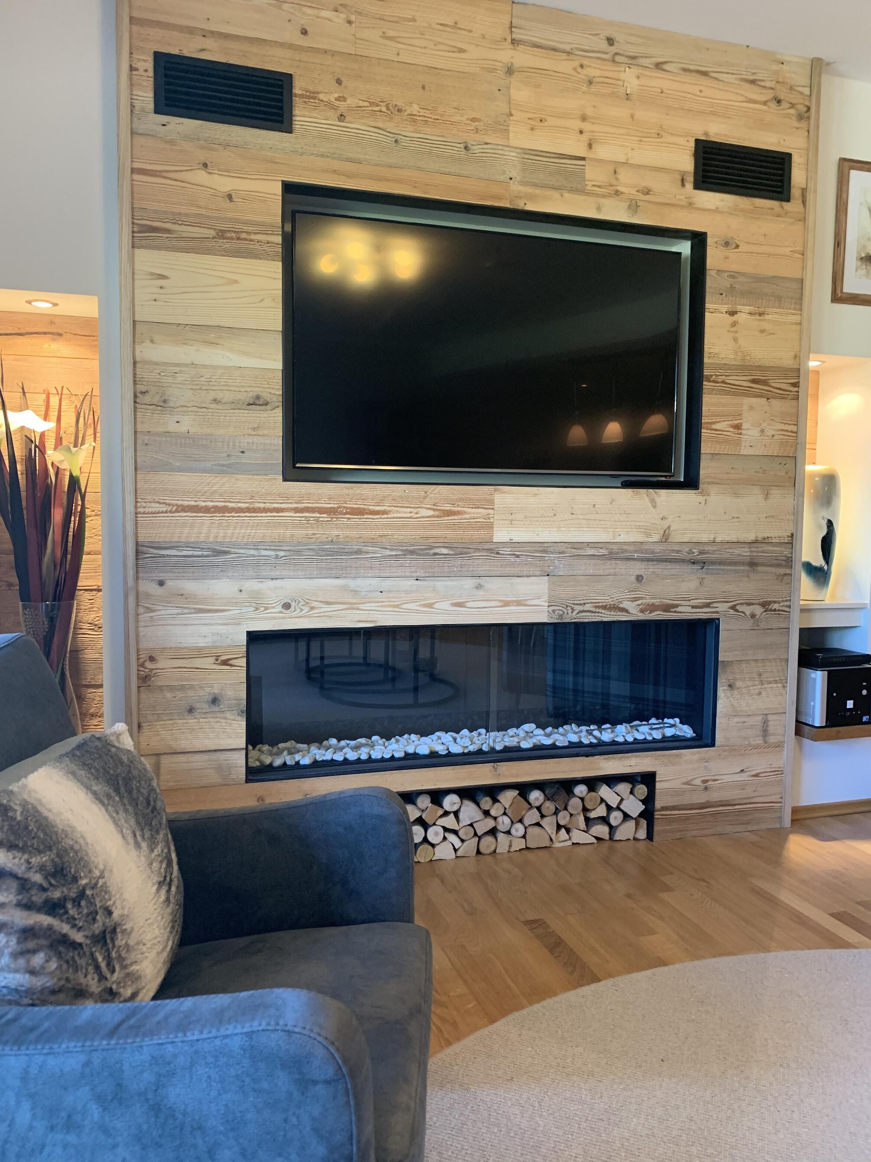 Smart-TV, peis, bøker og musikkbibliotek