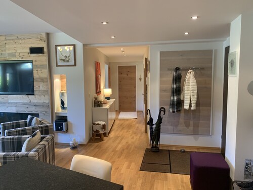 Appartement de luxe moderne de 2 chambres au rez-de-chaussée avec terrasse extérieure et jardin