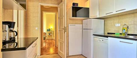 Réfrigérateur, micro-ondes, four, plaque de cuisson