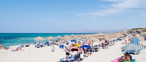 Una spiaggia nelle vicinanze