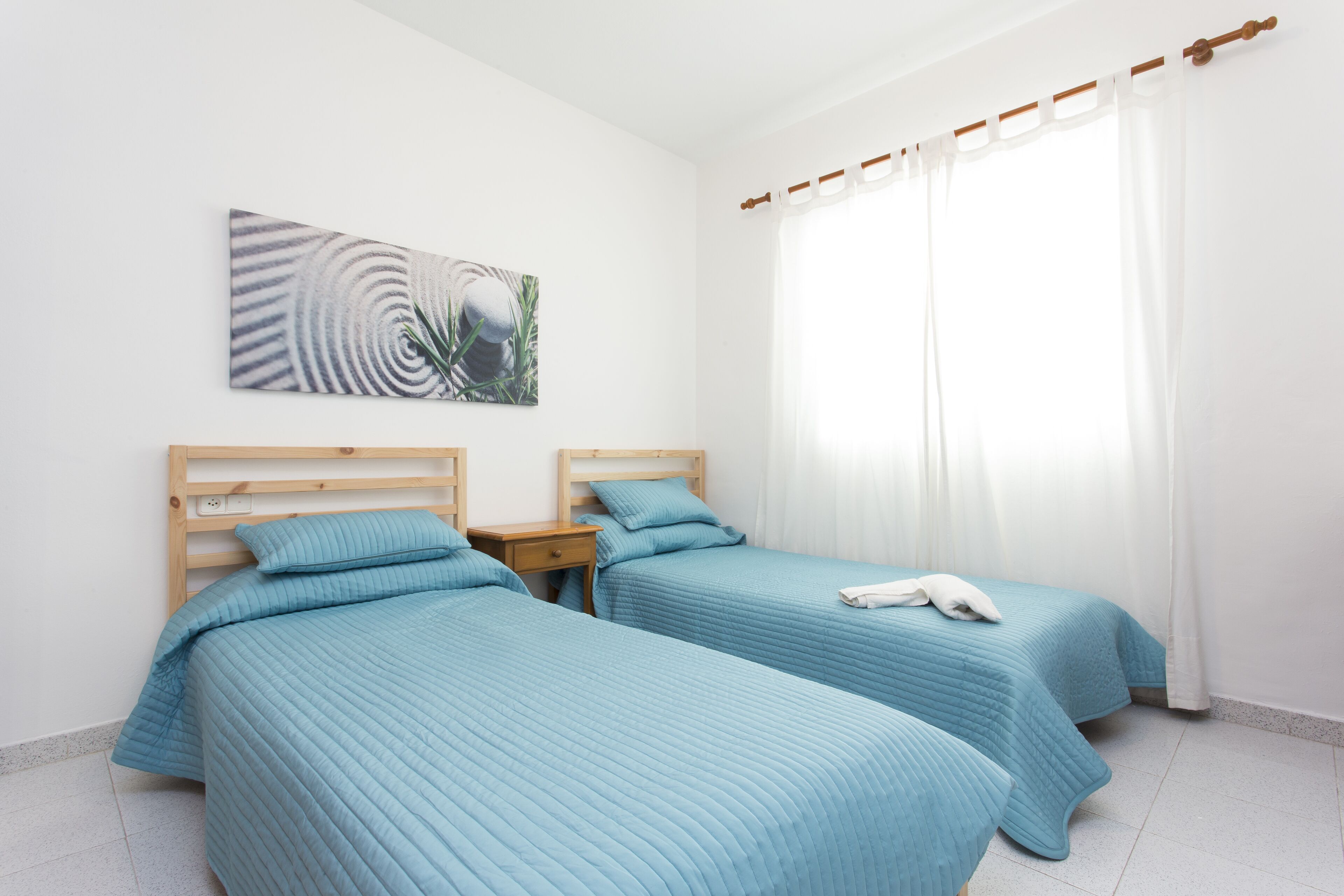 3 dormitorios, tabla de planchar con plancha, cuna de viaje