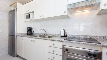 ثلاجة، ميكروويف، فرن، موقد طهي مسطح