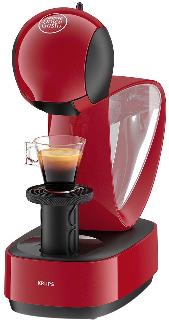 Een rode Krups koffiezetapparaat met een glazen kop koffie.