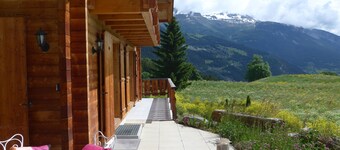 Crans Montana - Large and modern chalet with stunning views in a quiet setting