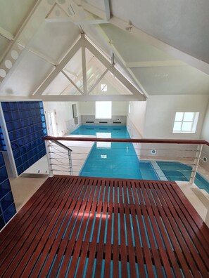 Innendørsbasseng og et oppvarmet basseng