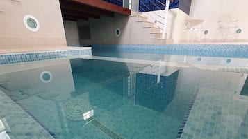 Una piscina cubierta, una piscina climatizada