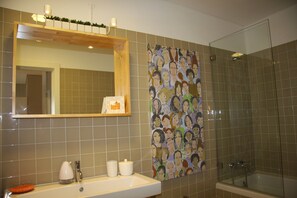Combined shower/bathtub, hair dryer, bidet, towels