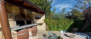 Outdoor dining - Tranquility, friendship and good times. (Sotoserrano)