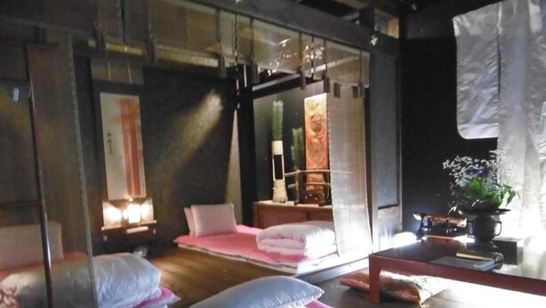 Tabla de planchar con plancha, wifi gratis y ropa de cama 