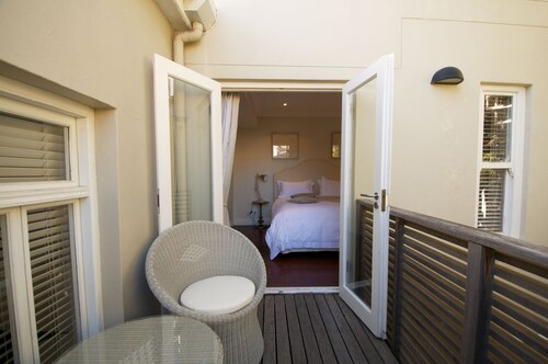 Une maison spacieuse et luxueuse de deux chambres avec balcon, cour et terrasse sur le toit