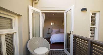 Une maison spacieuse et luxueuse de deux chambres avec balcon, cour et terrasse sur le toit