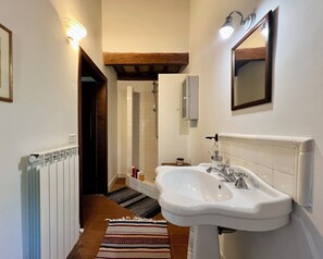 Combined shower/tub, hair dryer, towels, soap