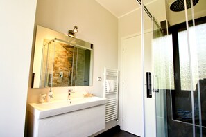 Haartrockner, Handtücher, Shampoo