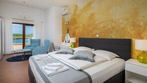 5 bedrooms, desk, iron/ironing board, free WiFi