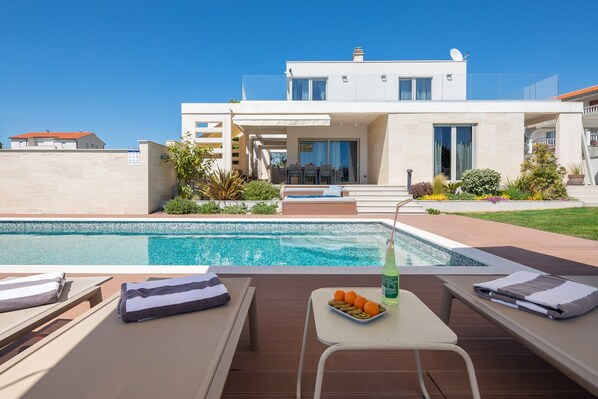 Pool - Luxury Villa Cinderella with Swimming Pool (Primošten)