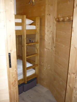 2 bedrooms, iron/ironing board, free WiFi