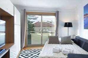 3 bedrooms, iron/ironing board, travel cot, WiFi - Deluxe Modern Flat w/ Balcony by HostWise (Porto)