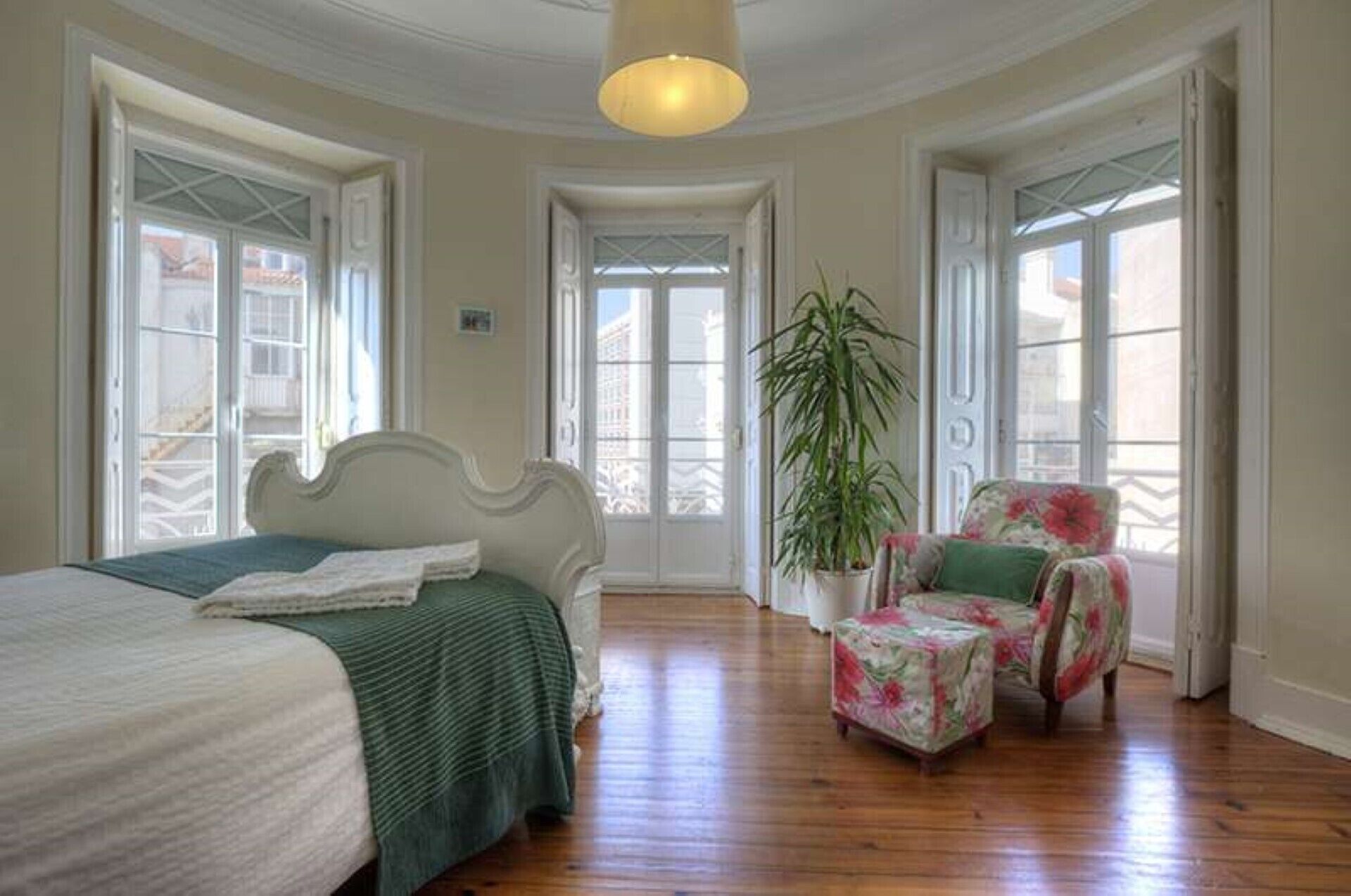 6 bedrooms, iron/ironing board, WiFi, bed sheets